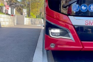 Des trottoirs ajustés pour permettre une entrée à plat peuvent suffire à mettre l'arrêt en conformité